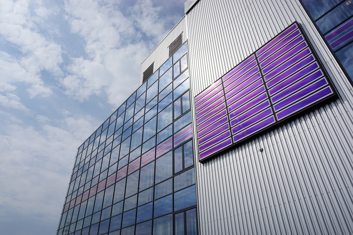 Organische Photovoltaik (OPV) in Fassade integriert