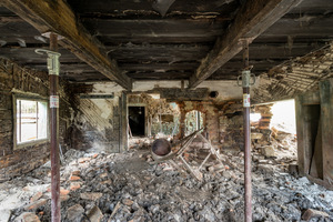  Vorgefunden hatte Architekt Peter Haimerl eine Ruine. Zu sehen waren noch die traditionellen Baumaterialien: Mauerwerk und die Türstöcke aus Granit, der direkt im Wald um das Haus herum gefunden werden kann, auch heute noch 