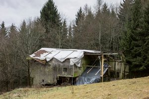  Das Austragshaus am Schedlberg in Arnbruck war 1963 verlassen worden. In den 40 Jahren war das Blockhaus mit Granitsockel verfallen 