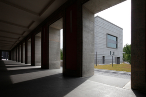  links: Blick aus den Arkaden des Gauforums auf den Museumsneubau 