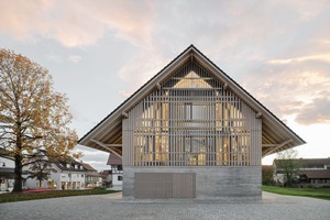  Basis für die Entwurfsidee war die baugeschichtliche Bedeutung des Stadels für den Ort. Mit wenigen architektonischen Mitteln wurde er umgebaut und saniert, ohne seine Geschichte zu verdrängen 