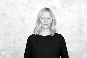  Iris Braun arbeitet seit 1999 als Journalistin und Redakteurin in Berlin. Sie schreibt regelmäßig für die Stadtmagazine tip und zitty Berlin über zeitgenössische Kunst, Architektur und Stadtentwicklung, betreut Sonderpublikationen für die Berlin Art Week und bespricht für den Deutschlandfunk Bücher zu den gleichen Themen. Sie hat in Düsseldorf Geschichte und Medienwissenschaften studiert. 