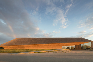  Die Reetfassaden des Wattenmeerzentrums in Ribe nehmen die horizontalen Linien der Landschaft auf. Aus dem Entwurf der Architekten haben die Handwerker mit präzisen Schnitten einen einzigartigen Baukörper aus Reet geschaffen 