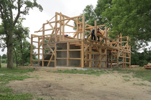  Das Holz wurde von Sägewerken aus der Umgebung geliefert, ein kleines Rohbauunternehmen aus der Region war für den inneren Betonkern verantwortlich und die Bauherrn legten selbst Hand an, als es u. a. um die farbliche Beschichtung der Fassade ging, die mit Leinöl und graphit-schwarzen Pigmenten behandelt wurde 