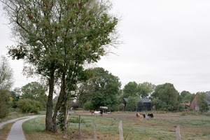  Ursprünglich wollten die privaten Bauherrn ein Lehmhaus, doch die Architekten konnten sie von der Scheunentypologie des Angerdorfs überzeugen, die abgewandelt zu ihrem neuen Wohnhaus in der Gemeinde Lindetal führte 