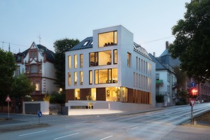  Auf einem 600 m² großen Grundstück entstand ein mehrgeschossiges Bürogebäude, das die Formensprache die benachbarten Gründerzeitvillen aufnimmt und modern interpretiert 