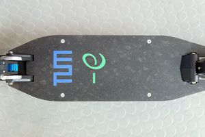  Ce-Scooter-Trittbrett aus einem Verbundmaterial aus Granit und Algen-Carbonfasern 
