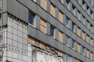  Der Abriss beginnt zwischen den vier Hochhausscheiben und auf der Fassade 