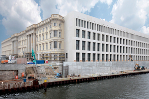  Ansicht der Südostecke des Schlossneubaus über die Spree hinweg 