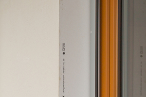  Geprüfte Komplettsysteme für den wind- und schlagregendichten Fensteranschluss bei WDVS bestehen aus den holzfaserbasierten Komponenten Laibungsplatte, Keilplatte und bei Bedarf Raffstore- oder Rollladenkasten, ergänzt durch ein Fensteranschlussprofil, Dichtkleber, Fensterbankdichtband und -Ecke sowie Bordprofil oder Kunststoffwinkel 