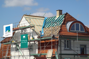  04 Bei der Sanierung von Holzbaukonstruktionen, wie z. B. häufig Dachkonstruktionen, empfiehlt es sich, die Luftdichtung durch neu verbaute Bahnen oder Platten sicher herzustellen. Die Luftdichtheit vorhandener Bauteilschichten (z. B. Bestandsdampfbremsen) ist in der Regel fragwürdig und ggf. nicht mehr ausreichend dauerhaft 