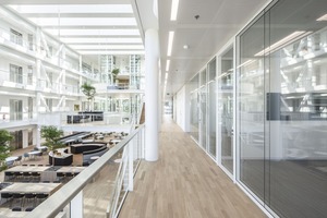  Eine kommunikative Mitte, Gemeinschaftsflächen und durchsichtige Glastrennwände: Im Firmengebäude von Genmab wird auf Transparenz, Interaktion und Gemeinschaft gesetzt 