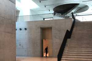  Außen unscheinbarer Bestand (rechts), innen ist vieles ganz anders … Blick ins Foyer mit Lichtfuge zum Bestand sowie Frei- und großer Wendeltreppe oben 