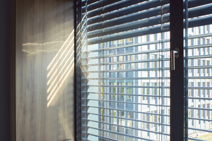  Auch die manuelle Lüftung ist möglich. Die öffenbare Fassadenelemente erlauben eine Intensivlüftung, dabei dient die vorgehängte Umrandung der Fenster als Sonnen- und Wetterschutz 