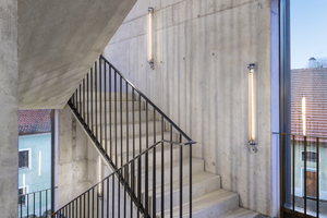  Auf der Hofseite ergänzt ein moderner Stahlbetonanbau das alte Sudhaus. Hier befindet sich neben der Treppe auch die Wirtschaftsräume und die Haustechnik 