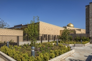  Die Außenwände der Moschee in Cambridge bestehen auch aus Holz und haben eine vorgehängte Fassade aus Klinkern, die sich farblich an den zwei- bis dreigeschossigen Wohnbauten der Umgebung orientiert 