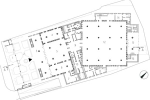  Grundriss, M 1 : 1 000	1	Gemeinschaftsgarten	2	Islamischer Garten	3	Vorderer Portikus 	4	Unterrichtsraum	5	Atrium	6	Café	7	Küche	8	Waschraum Frauen	9	Lobby	10	Waschraum Männer	11	Mutter-Kind-Raum	12	Gebetshalle	13	Wohnung Imam	14	Wohnungen Studenten	15	Hinterer Portikus 	16	Leichenhalle			 