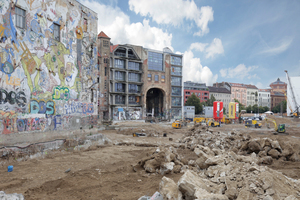  Heute schon erdgeschosshoch verbaut: Blick auf das Bauland von der Friedrichstraße aus im Jahr 2017 