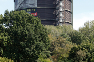  Kleingartenruhrgebietsidylle imSchatten der Industrie: der als Ausstellungsraum umfunktionierte  Gasometer in Oberhausen 