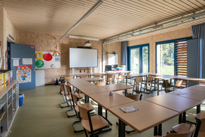  Die beiden Pilot-Schulhäuser in Berlin-Schöneberg bestehen fast vollständig aus Holz. Für die Kinder und Lehrpersonen bedeutet das ein behagliches Raumklima zum Lernen, Spielen, Essen und Ausruhen 