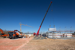  Insgesamt 210 Raumzellen wurden in der Schweiz vorgefertigt und nach Frankfurt auf die Baustelle transportiert. Ein Kran hob dann die bis zu 22 t schweren Elemente an ihre Position 