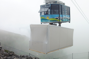  Holzmodule auf Reisen: Abtransport per Seilbahn vom Chäserugg in der Schweiz – 01, Umbau in der Produktionshalle von Blumer Lehmann  – 02 und 03, per Lkw von der Schweiz nach Luxemburg – 04, Verladung und Montage per Kran – 05 und 06, Umsetzung und Montage – 07 und 08   