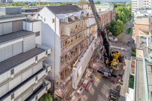  04 Für die Translozierung wurde die Fassade in transportable Teile zerschnitten. Eine diffusionsoffene Spezialverpackung schützt Mauerwerk, Putz und Stuck vor Beschädigung  