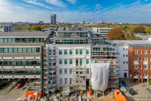  07 Die historische Fassade wurde schrittweise wieder an den Rohbau des neuen Gebäudes angebracht, restauriert und für die Integration der neuen Elemente, wie beispielsweise der Balkone, angepasst 