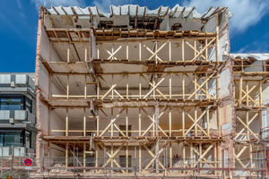  05  Die Fassade wurde vollständig und in nur sieben Teilen transloziert; anschließend folgte der Abbruch des Altbestands 