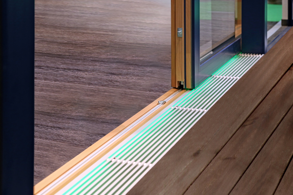 Barrierefreie Türschwelle mit Lichtleiste - Deutsche BauZeitschrift