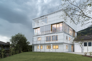  Um Eigengewicht zu sparen, wurden die zwei neuen Geschosse in Holzbauweise realisiert; dabei wurde die neue Decke über dem 2. OG als zweiseitig beplankter Trägerrost mit BS-Holz konzipiert und auf dünnen Stahlstützen gelagert, während die Wände und die Dachkonstruktion im 3. OG mit Kreuzlagenholz umgesetzt werden 