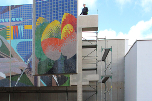  Montage der letzten Platte: Mosaikplättchen auf Betonscheibe, die mittels Stahlwinkel am Betongerüst gehalten wird 