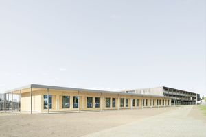  Der preisgekrönte Neubau des in Stahlbeton erbauten Gymnasiums Markt Indersdorf von Allmann Sattler Wappner Architekten der 2002 fertiggestellt wurde, bekam nun einen Erweiterungsbau in Massivholzbauweise.  