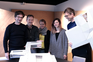  DFB-Akademie-Team mit Pappmodell (v. l.): Dirk Lange (Partner), Aldrik Lichtwark (Projektkoordinator und BIM-Experte), Nikola Müller-Langguth (Head of Communication), Carina Faustmann (für das DFB-Projekt zuständige BIM-Koordinatorin) und Kilian Kada (Geschäftsführender Gesellschafter | Partner) 