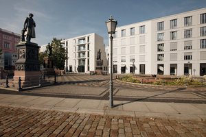  Während Schloss (Humboldt Forum) und Schlösser (Wohnbebauung) um den Schinkelplatz Gestalt annehmen und gut finanziert sind, darbt die Schinkel-Akademie-Attrappe ganz links im Bild seit vielen Jahren. Gut so, denn wir brauchen etwas ganz anderes als noch ein Haus, dessen Geist über seine Fassade beschwören wird! 