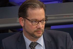  Florian Pronold an seinem Arbeitsplatz im Deutschen Bundestag 2019 