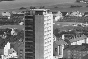  Das Saarstraßen-Hochhaus (Dieter Oesterlen, 1958) war das erste Wohnhochhaus, das in Wolfsburg entstand 