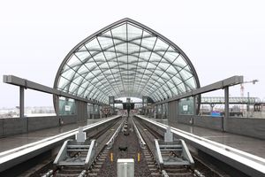  Der U-Bahnhof. Ende 2018 eröffnet, zielte die Glasröhre noch ins Nichts (rechts) 