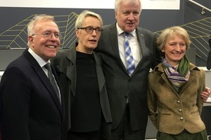  v.l.: Hans-Ullrich Kammeyer (Präsident der Bundesingenieurkammer) Anne Katrin Bohle (Baustaatssekretärin), Horst Seehofer (Bundesbauminister) und Petra Wesseler (BBR-Präsidentin) 