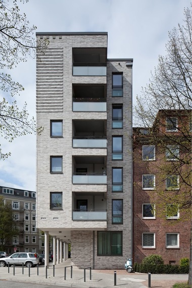  Mit 'Bauen in städtebaulich schwierigen Lagen' befasste sich die Wohnungsbaugenossenschaft Kaifu Nordland eG mit LRW Architekten und Stadtplaner PartG mbH, Hamburg. Mit dem Projekt 'Wohnen am Eimsbütteler Marktplatz' wurde in Hamburg vorbildliche Wohnarchitektur in einem heterogenen städtebaulichen Umfeld für die Zielgruppe 60+ geschaffen 