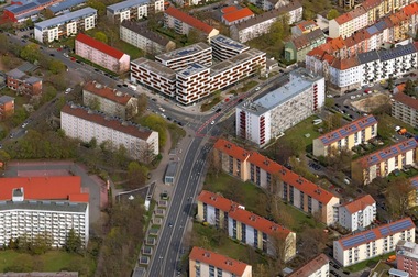  Der Preis in der Kategorie 'Neue Wohngebiete'ging an die wbg Nürnberg GmbH für das Projekt 'Neues Wohnen Sündersbühl'. Das Projekt, das mit der Planungsgemeinschaft NWS GdbR und ganzWerk, Nürnberg realisiert wurde, trägt auf überzeugende Art und Weise dem sozialen Anspruch an ein generationenübergreifendes, altersgemischtes neues Wohngebiet mit bezahlbarem Wohnraum Rechnung 