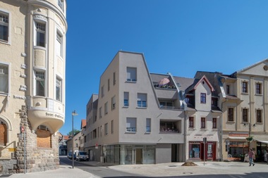  Dem Thema 'Stadtreparatur / Neue Stadtbausteine' widmete sich die Wohnungsbaugenossenschaft Weißenfels/Saale eG mit Dietzsch & Weber Architekten BDA. Mit dem Wohn- und Geschäftshaus Jüdenstraße sind trotz der besonderen Herausforderungen eines schwierigen Grundstückszuschnittes großzügige und dennoch bezahlbare Wohnungen entstanden 