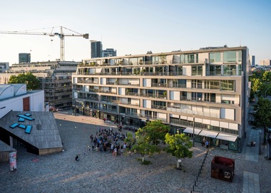  Das 'Metropolenhaus am Jüdischen Museum', Berlin wurde preisgekrönt in der Kategorie 'Urbane Quartiersentwicklung'. Die gleichnamige GmbH & Co. KG hat hier in Zusammenarbeit mit bfstudio Partnerschaft von Architekten mbB, Berlin eine einzigartige Nutzungskonzeption aus Gewerbe- und Wohnbereichen umgesetzt 