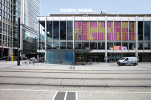  Städtische Bühnen mitten in der City, gerahmt von Bankgebäuden, sehr prominent in der ersten Reihe am Willy-Brandt-Platz 