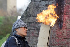  Terunobu Fujimori. Karbonisierung von Hölzern für ein Teehaus auf derRaketenstation Hombroich 