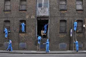  Als Gründungsprojekt (Hidden Borough) haben sie den Immobilienmarkt in London durch Auftritte im öffentlichen Raum angeprangert. Ein verlassenes Lagerhaus zu besetzen und es der Öffentlichkeit zugänglich zu machen war Teil der Aktion

3| Mit ihrem mobilen Büro in einem umgebauten Wohnwagen sind sie immer vor Ort 