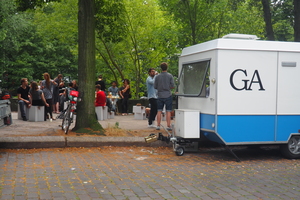  Mit ihrem mobilen Büro in einem umgebauten Wohnwagen sind sie immer vor Ort 