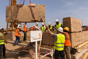  <div class="_Fachbeitrag_Bildunterschrift">Die Außenwände aus den vorgefertigten Lehmblöcken werden auf den vorbereiteten Sandsteinsockel gesetzt</div>
<br />
<br /> 