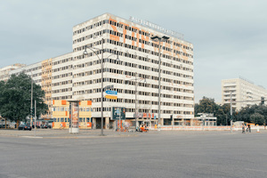  Blick auf die Bausubstanz am „Allesandersplatz“ 