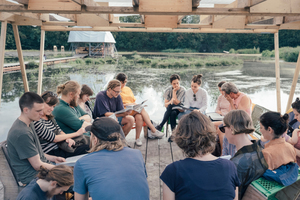  Eine öffentliche Diskussionsrunde um über Aspekte der Stadt nachzudenken 